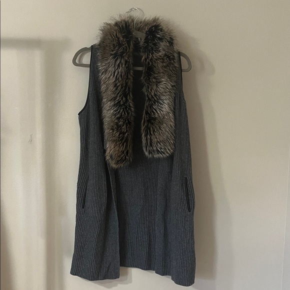 Splendid Gray Vest with Faux Fur Collar - Picture 1 of 2